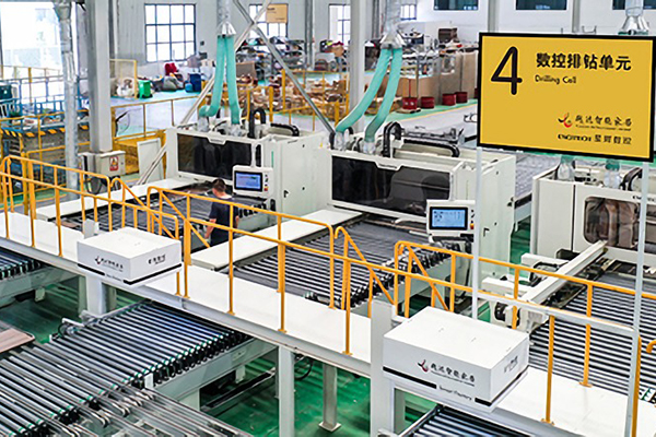 Quel équipement est nécessaire pour réaliser la production automatique de meubles en bois?