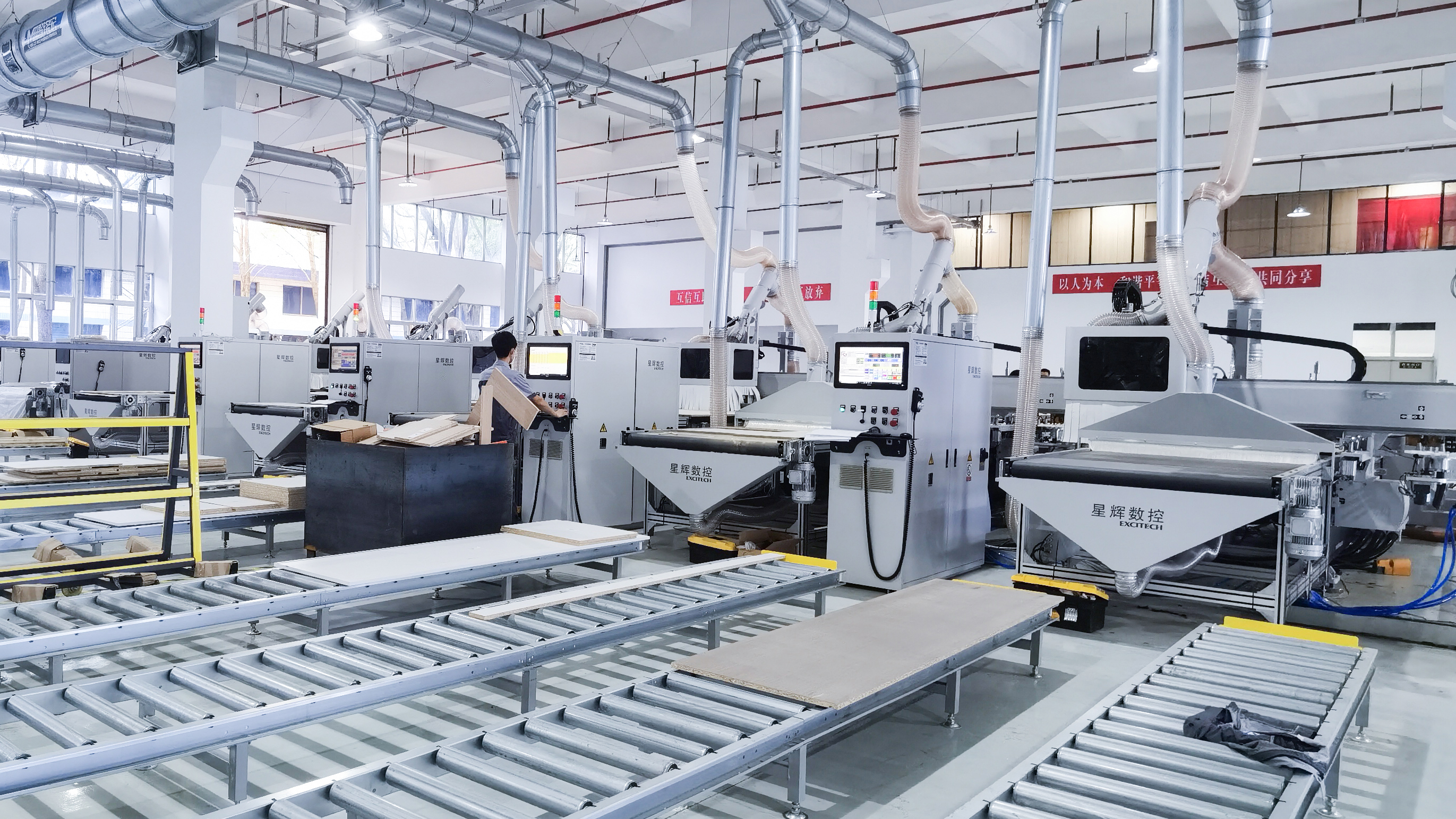 De quelle machine cnc l'usine de meubles sur mesure a-t-elle besoin?