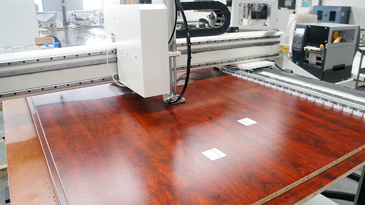 En utilisant l'équipement du centre d'usinage CNC EXCITECH avec un magasin d'outils carrousel, Henan-DAESHIN a créé DASHIN HOME DESIGN FACTORY, qui a été récompensé en tant que projet pilote national de fabrication intelligente.
