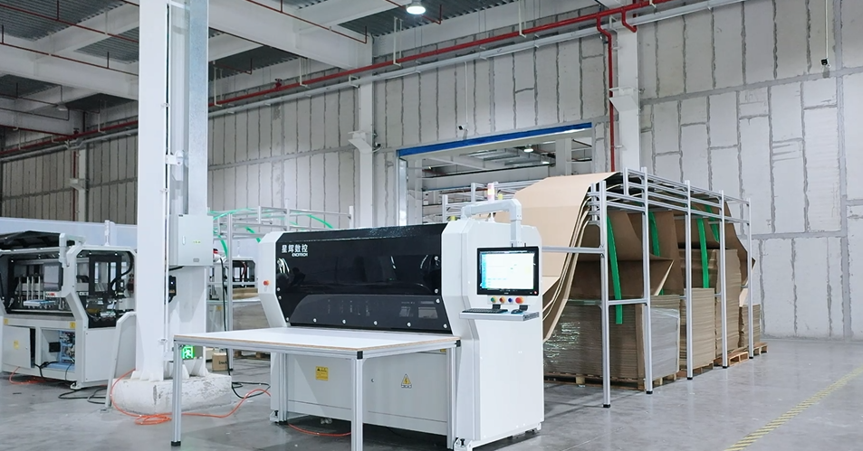 Machine de découpe de carton spécialement développée pour l'emballage de feuilles de meubles.