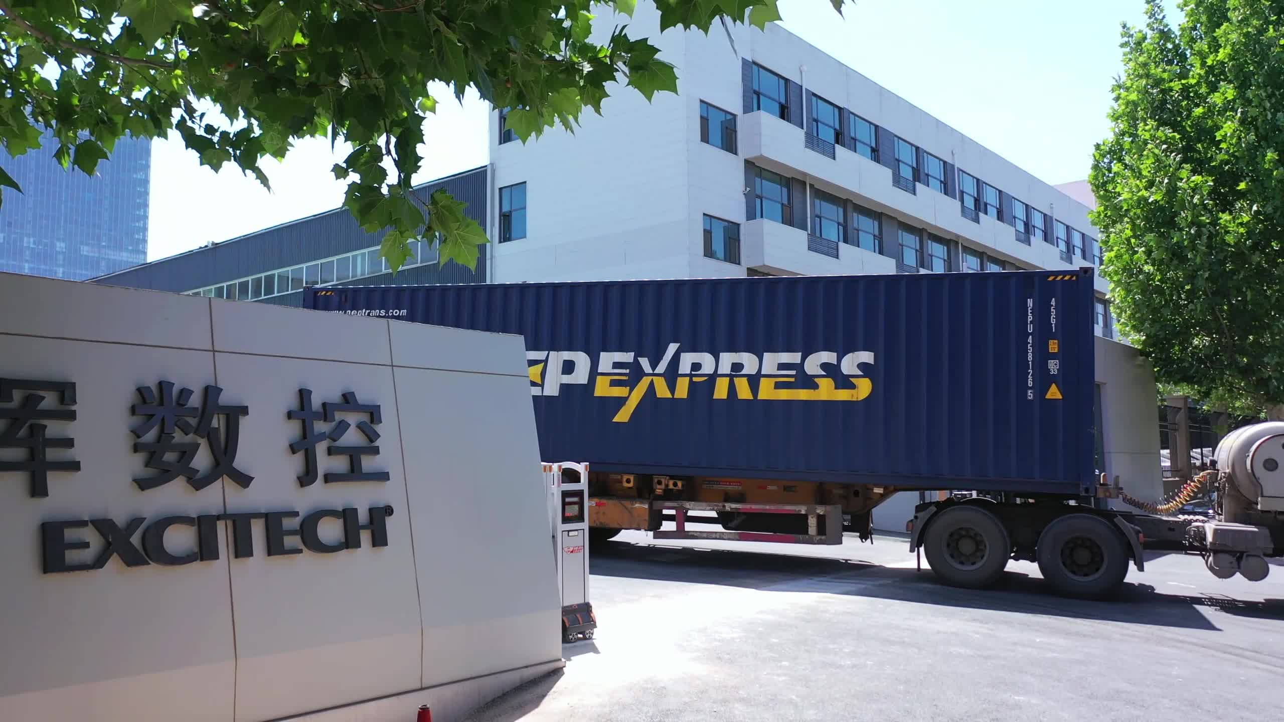 L'usine Excitech envoie les commandes des clients. Livrer les marchandises en toute sécurité à l'usine du client