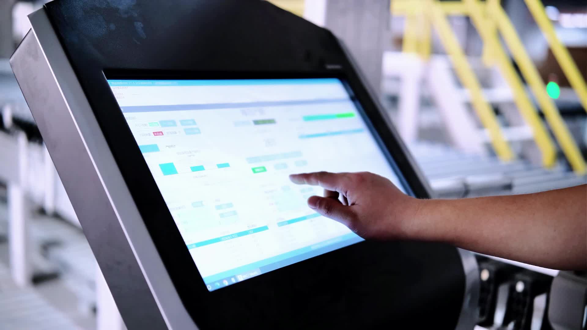 Les machines à bois EXCITECH construiront pour vous une usine de meubles intelligents.