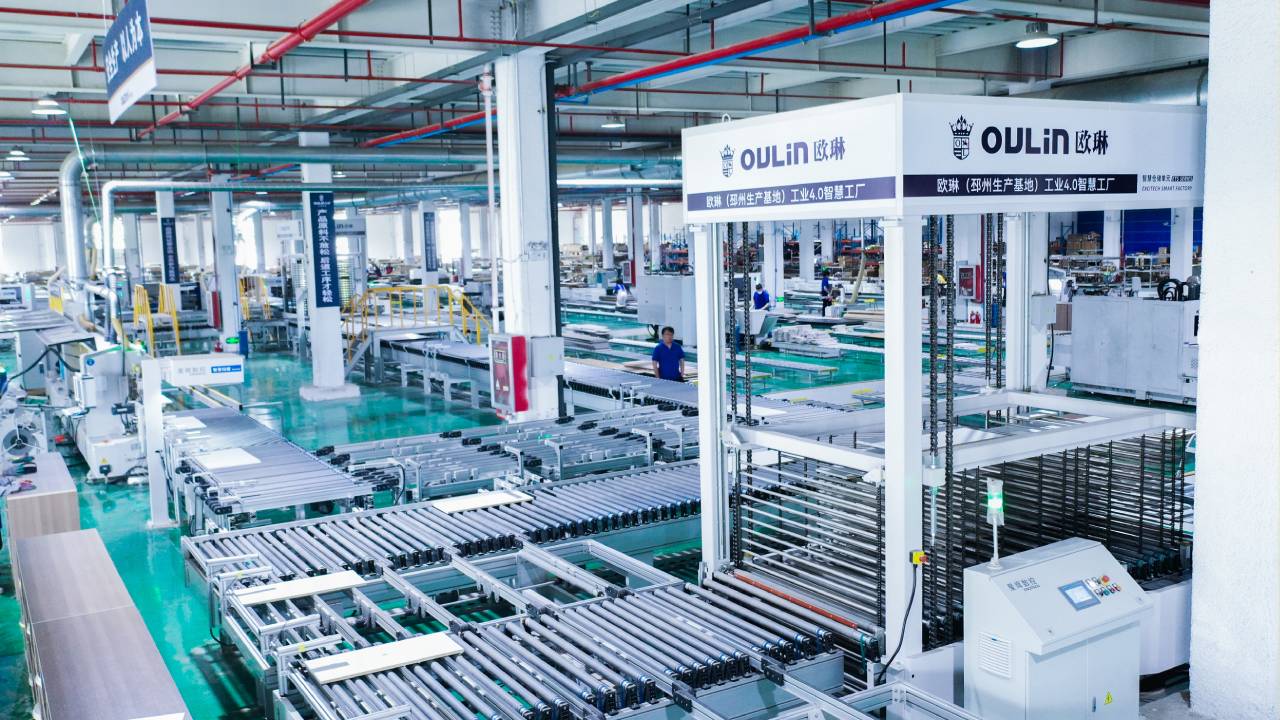 Comment l’usine de meubles intelligents produit-elle des meubles ?